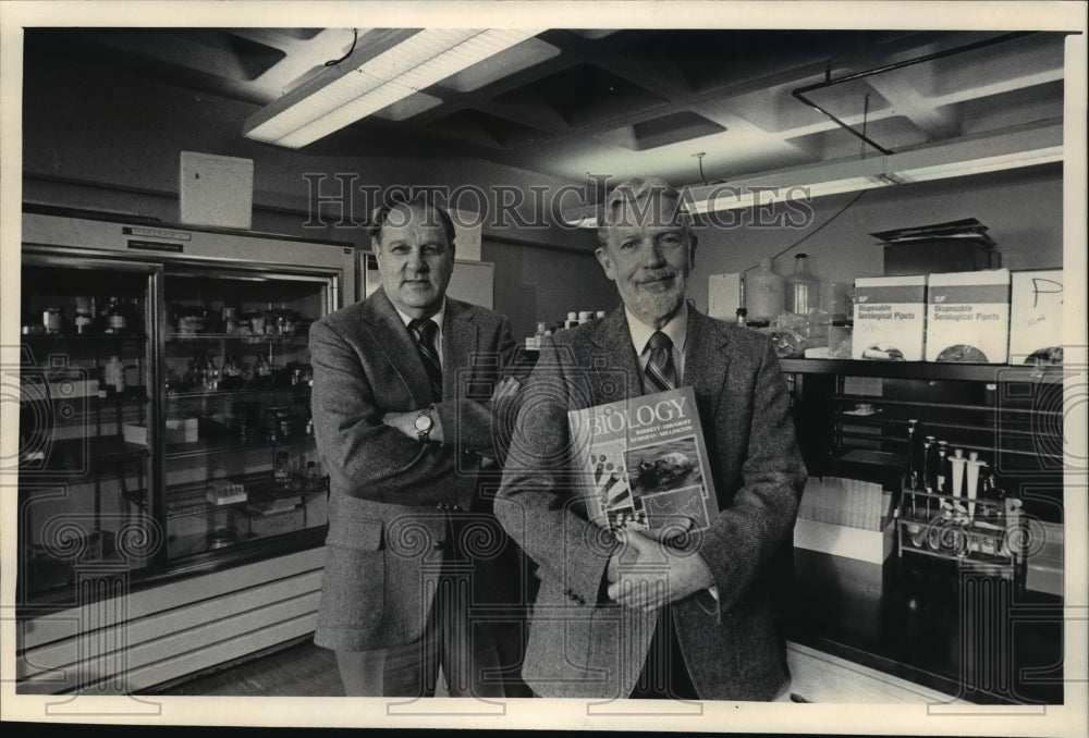 1986 Press Photo Peter Abramott & James Barrett in Marqueet University lab - Historic Images