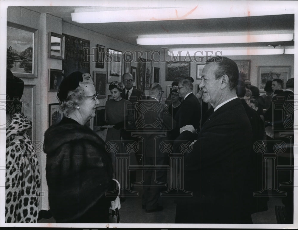 1983 Press Photo Mrs Calvin Howell & SV Abramson, both of Shorewood, talked-Historic Images