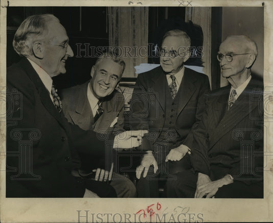 1950 Press Photo Oscar Fritz entertains in honor of Charles Aarons at Fritz home-Historic Images