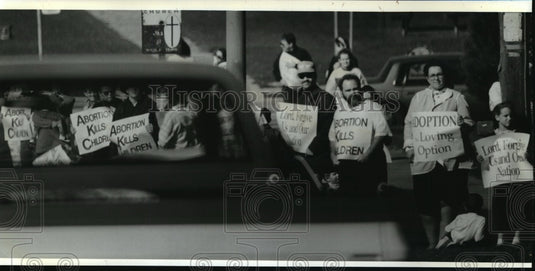 1993 Press Photo Abortion opponents formed LifeChain from Milwaukee to Waukesha-Historic Images