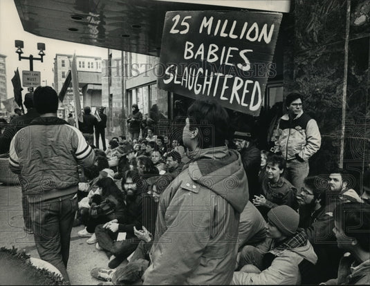 1989 Press Photo Abortion opponents blocked entrance of 740 N Plankinton Ave. - Historic Images
