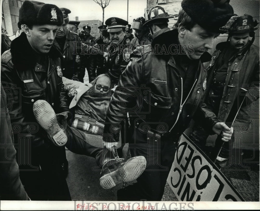 1990 Press Photo Police carried away abortion protester at Metropolitan Services - Historic Images