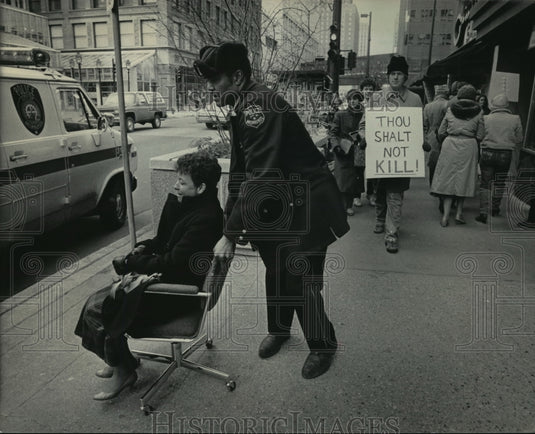 1986 Press Photo Abortion protester Marylou Gagnon arrested by police-Historic Images