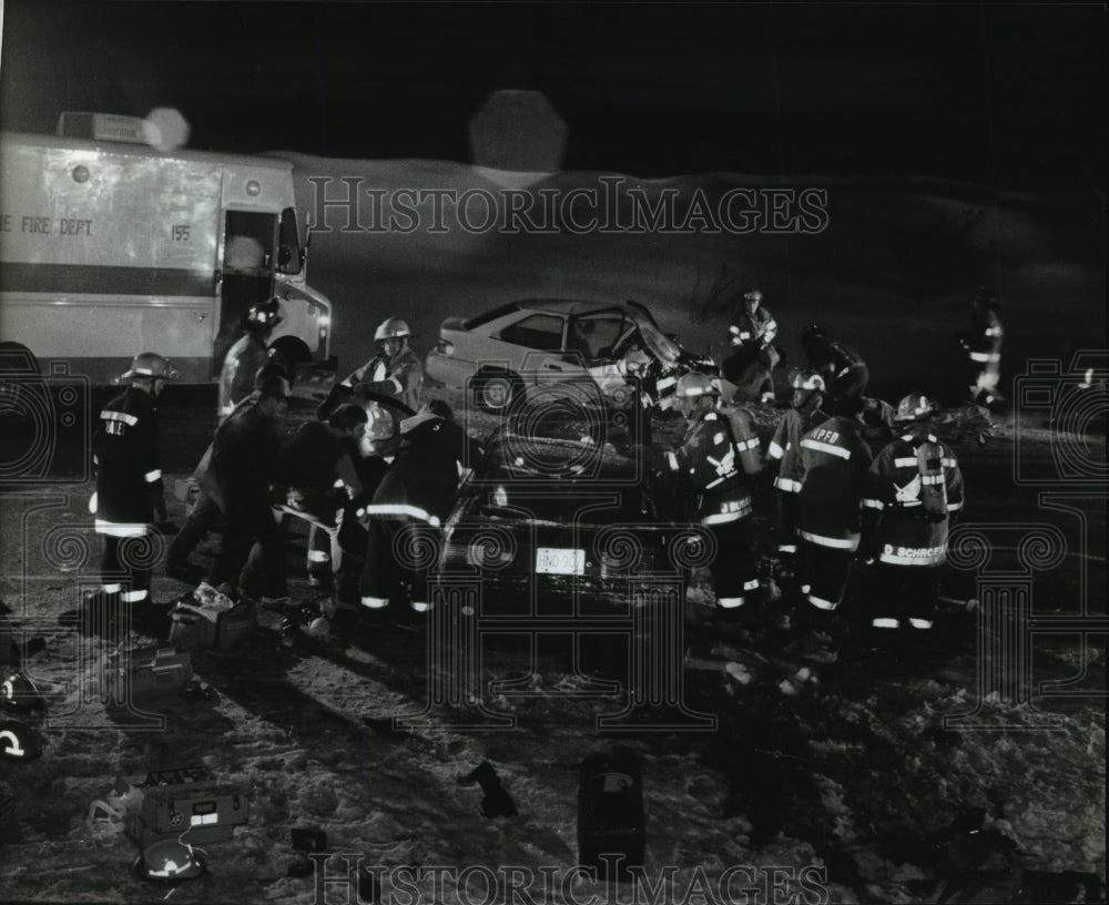 1994 Press Photo Firefighters pull victims from car accident on Highway 59 - Historic Images
