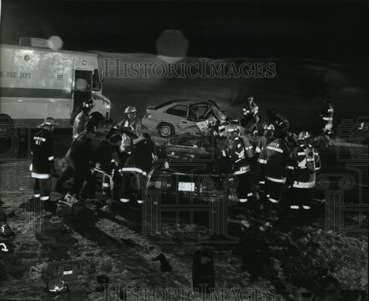 1994 Press Photo Firefighters pull victims from car accident on Highway 59 - Historic Images