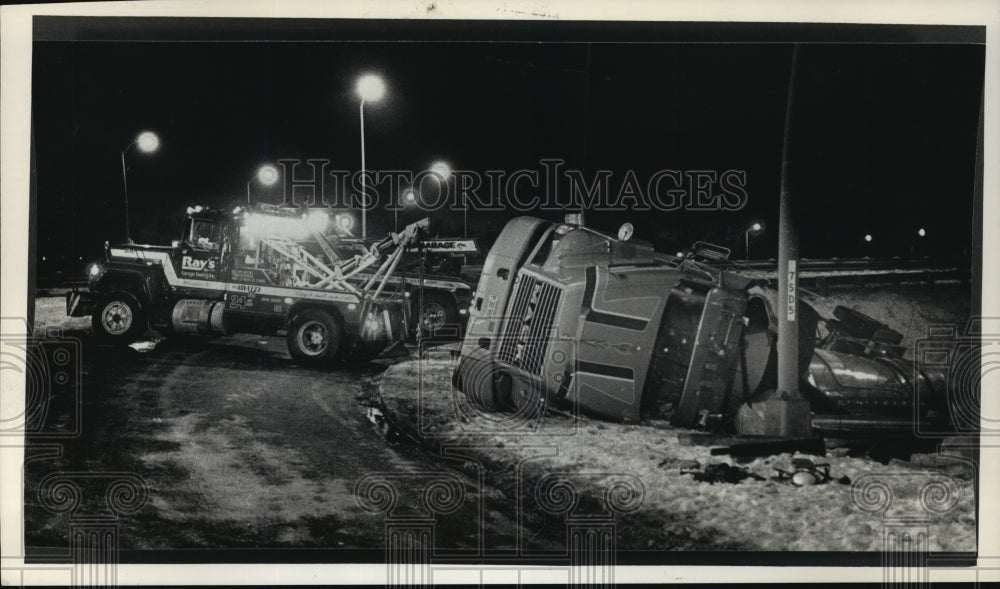 1991 Press Photo Tow trucks struggle to right a glue truck at Silver Spring Dr. - Historic Images