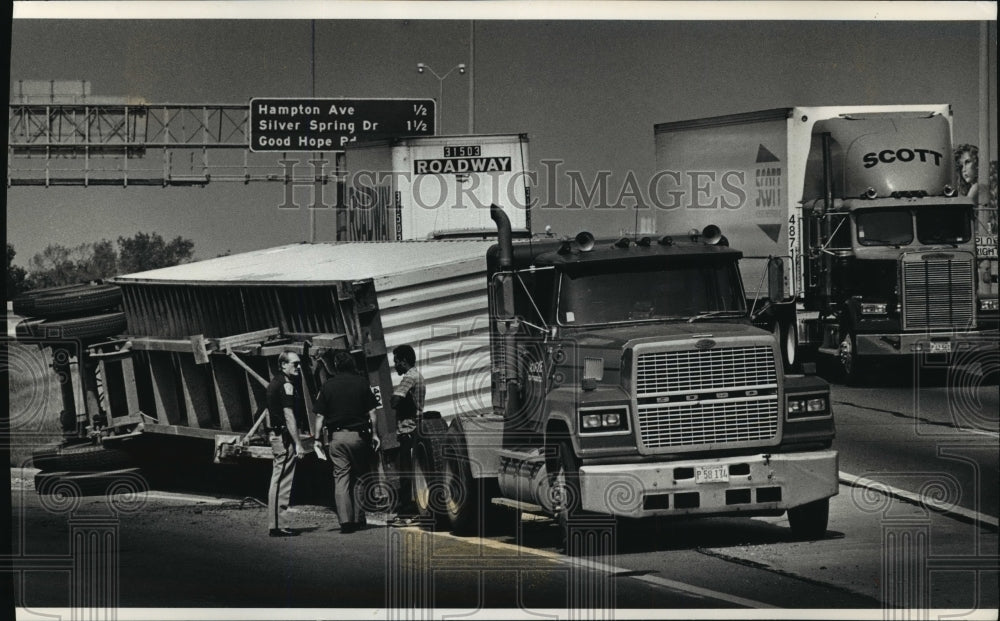 1990 Press Photo Milwaukee deputies examine overturned truck at W. Capitol Dr. - Historic Images