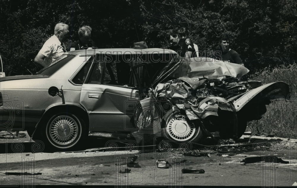 1988 Press Photo Police examine the wreckage of a car near Decorah Rd - Historic Images