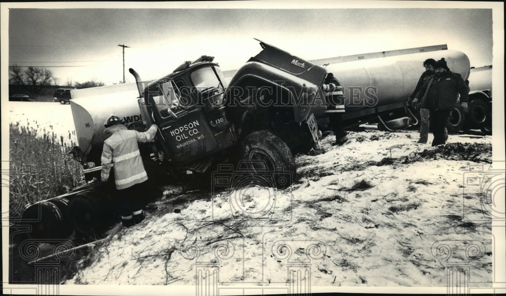 1988 Press Photo Oil tanker and a milk truck collision at W Brown Deer Rd - Historic Images