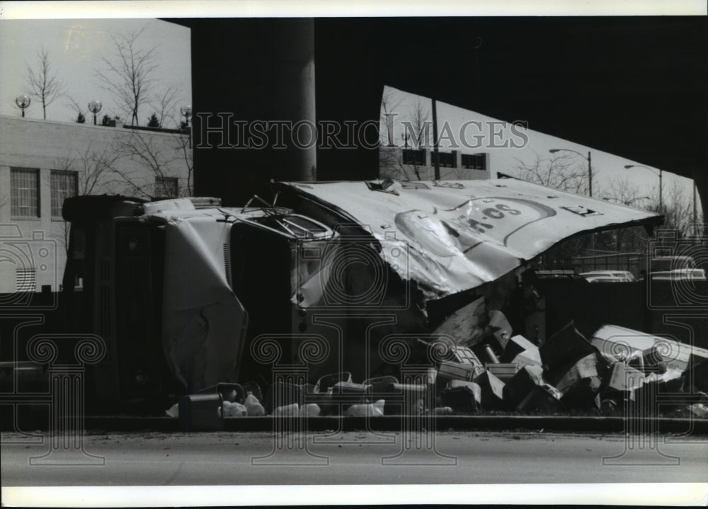 1992 Press Photo Truck spilled chemicals at E. Clybourn &amp; E. Van Buren Sts. ramp - Historic Images