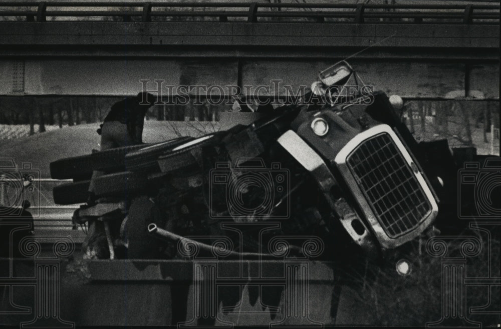 1991 Press Photo Milwaukee deputy examines wrecked tractor at Highway 41 - Historic Images