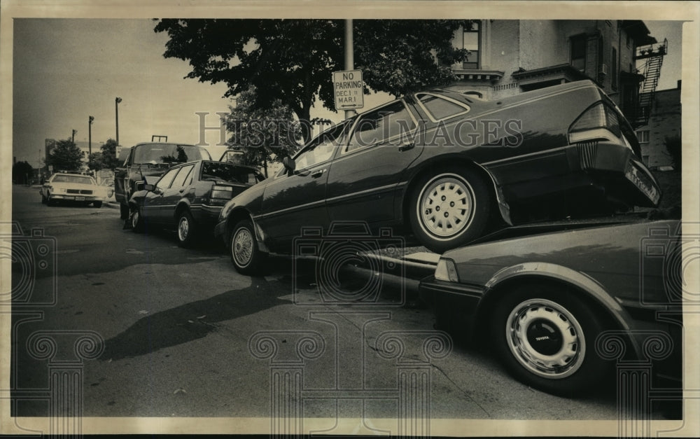 1988 Press Photo Van crashed into parked car near the 900 Block of E Pleasant St - Historic Images