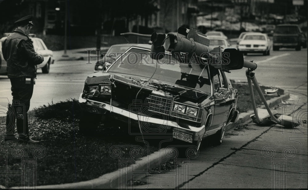 1988 Press Photo Police officer at scene of car collision - mja00924-Historic Images