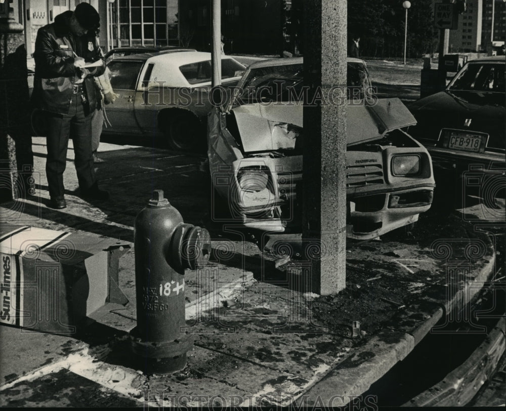 1988 Press Photo Police officer examined scene which four people were injured - Historic Images