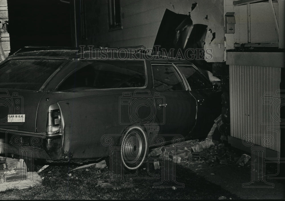 1988 Press Photo Car crashed into the house owned by Sally Wroblewski - Historic Images