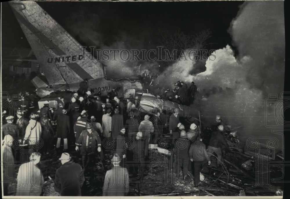 1972 Press Photo Wreckage of United Air Lines jet in Chicago residential area - Historic Images
