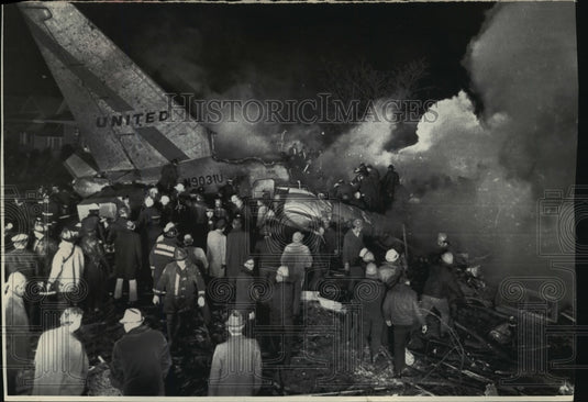 1972 Press Photo Wreckage of United Air Lines jet in Chicago residential area - Historic Images