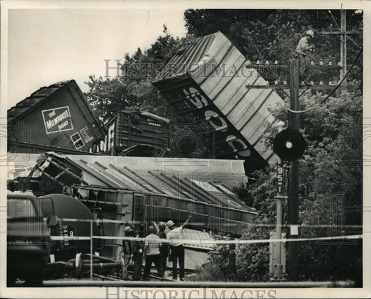 1988 Press Photo Officials examine train derailment in Elm Grove - mja00966 - Historic Images