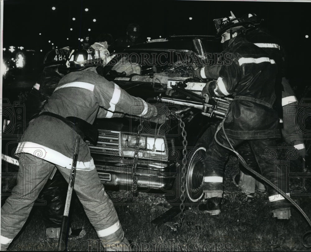 1990 Press Photo Firefighters using Jaws of Life in car at N 17th &amp; W Vliet Sts - Historic Images