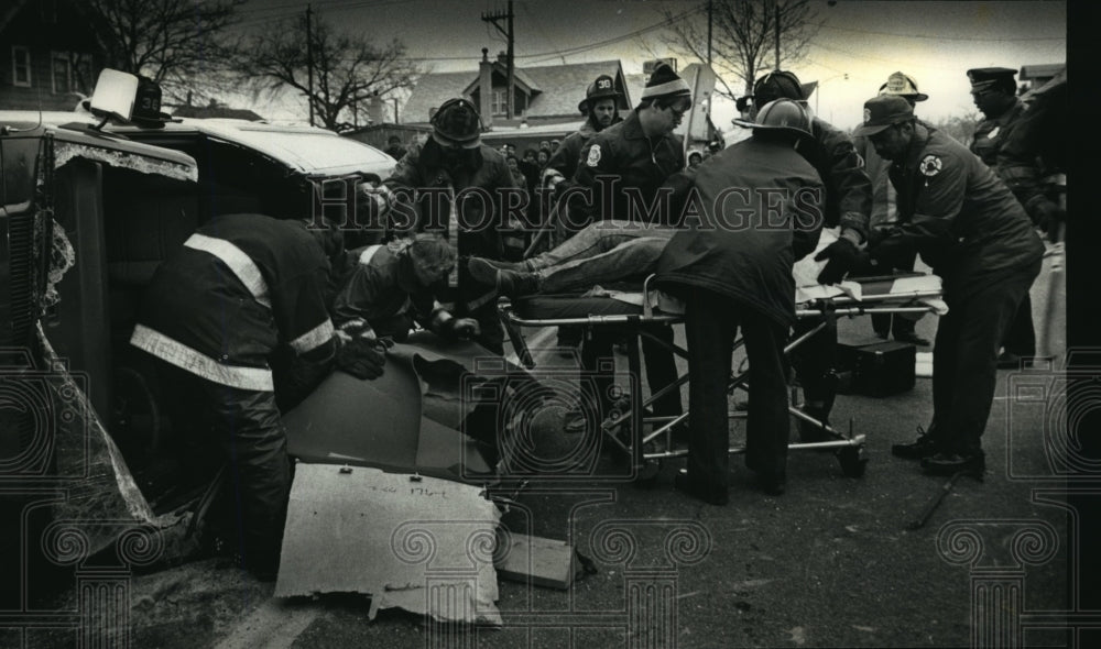 1990 Press Photo Firefighters Aid Man Trapped in Two Car Accident in Milwaukee - Historic Images