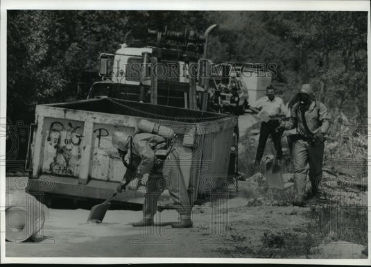 1990 Firefighters Contain 50 Gallons Sulfuric Acid Spilled Milwaukee - Historic Images