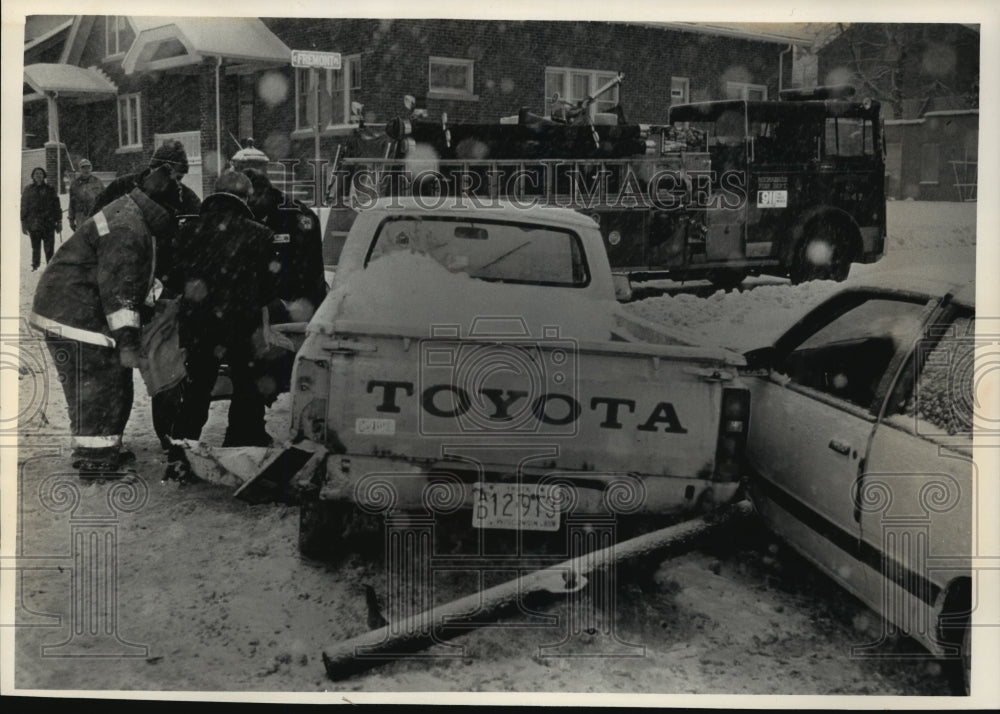 1991 Press Photo Rescuers Extricate a Person From Multiple Car Accident in Snow - Historic Images