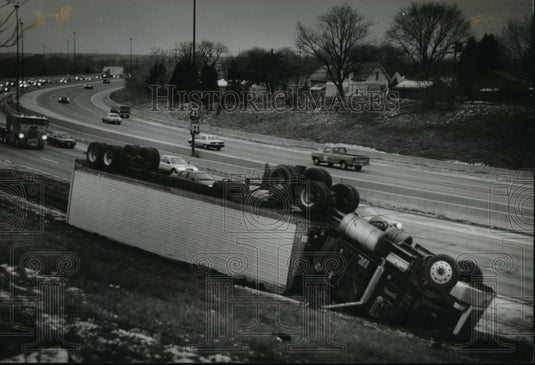 1995 Press Photo Overturned truck carrying frozen food along I-43/I-94 - Historic Images