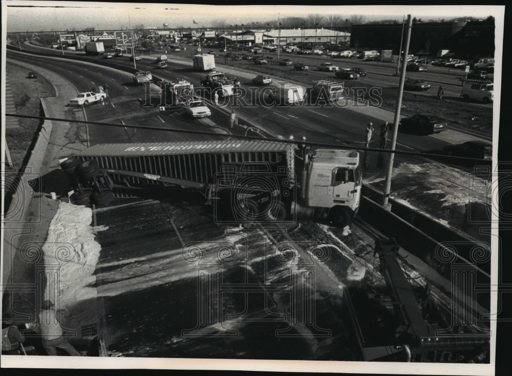 1989 Press Photo Semi-tractor trailer blocking the North-South Freeway - Historic Images