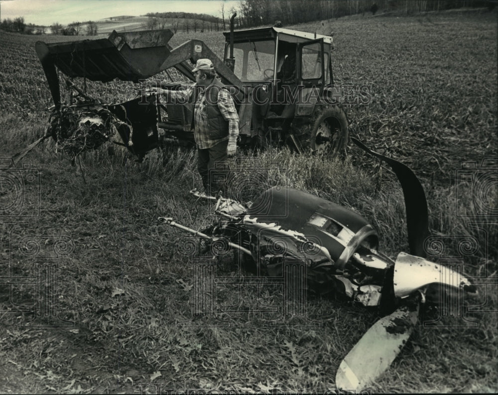 1987 Press Photo Farmer Thomas Beane clear wreckage of twin-engine plane - Historic Images