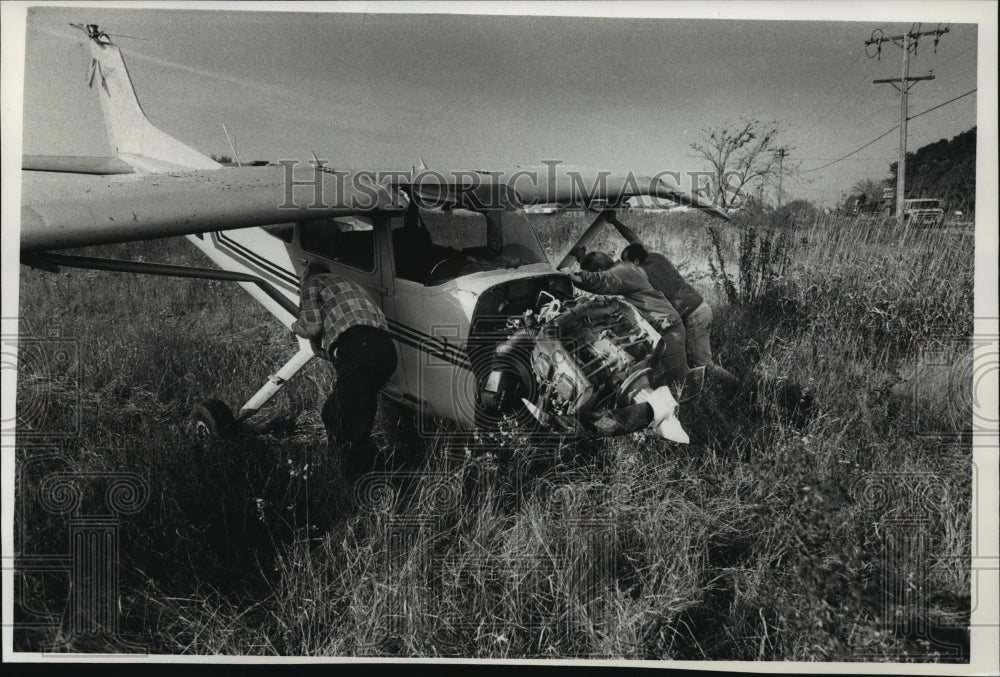 1989 Press Photo Cessna 172 training plane crashed at the Town of Cedarburg - Historic Images