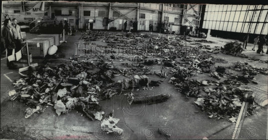 1973 Press Photo Remains of Corsair jet at the hangar of Alameda Naval Air Stn-Historic Images