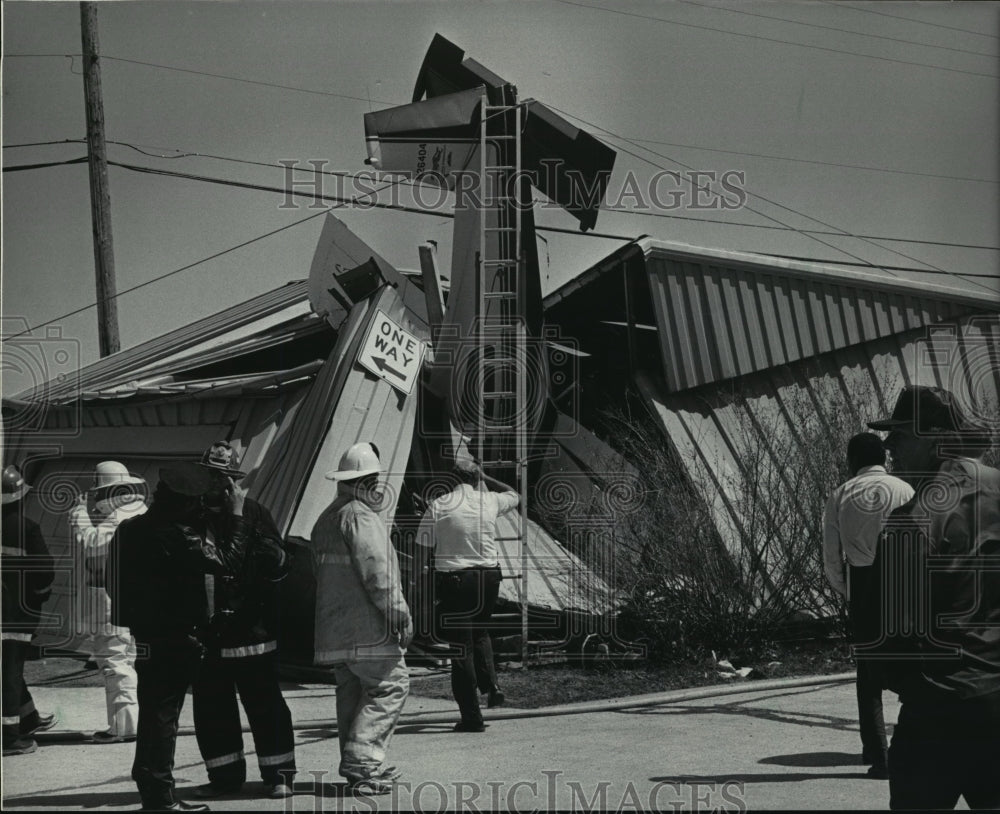 1984 Press Photo Plane crash into a shed at 5050 S Lake Drive in Cadahy - Historic Images