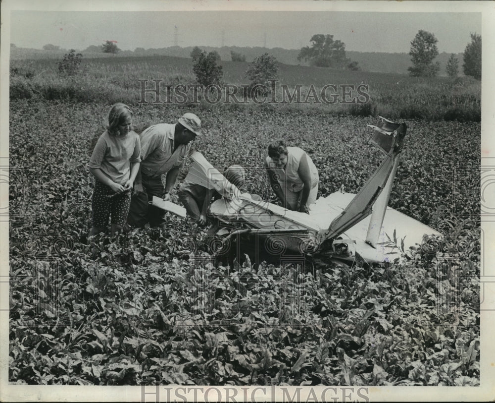 1968 Press Photo Marvin Lange family examined parts of light plane crashed - Historic Images