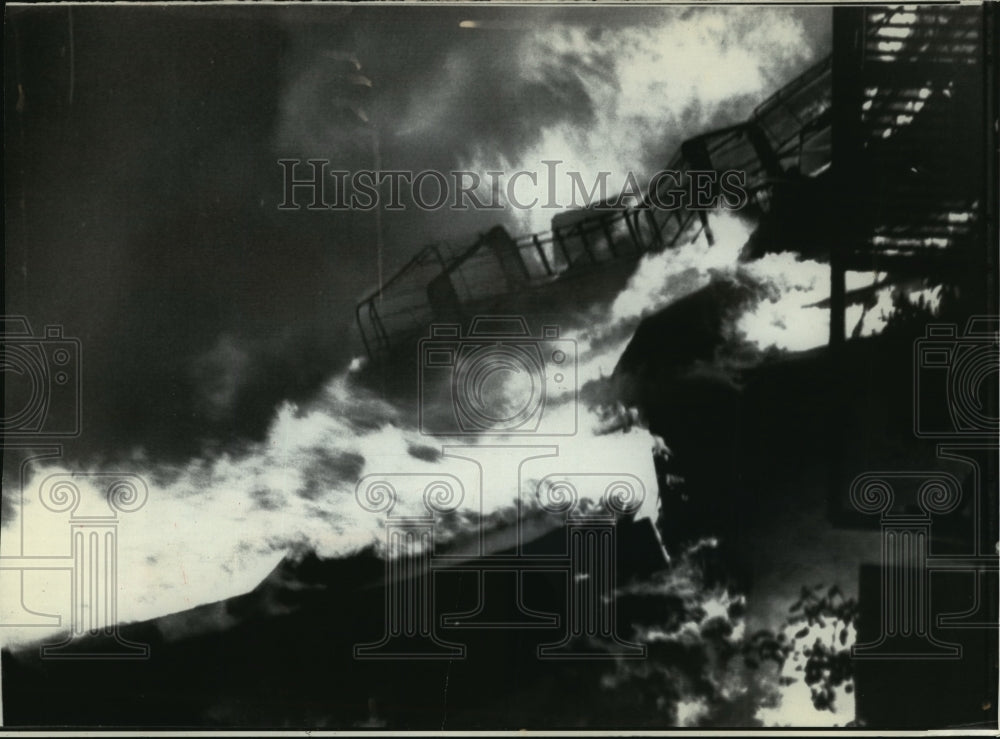 1973 Press Photo Flames shooting from shattered windows swirled around - Historic Images