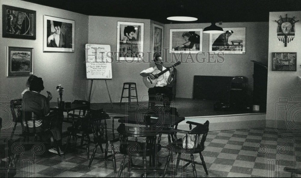 1992 Press Photo William Washabaugh plays flamenco guitar at Actwekrs - mja01063 - Historic Images