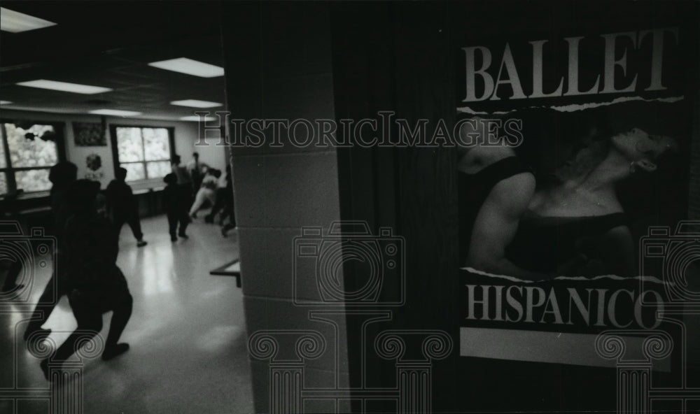 1993 Press Photo White Rock Elementary School advertises the Ballet Hispanico - Historic Images