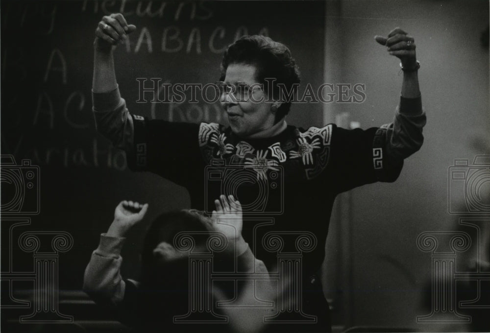 1993 Press Photo White Rock teacher Rose Bengs learns a dance along w/ students - Historic Images