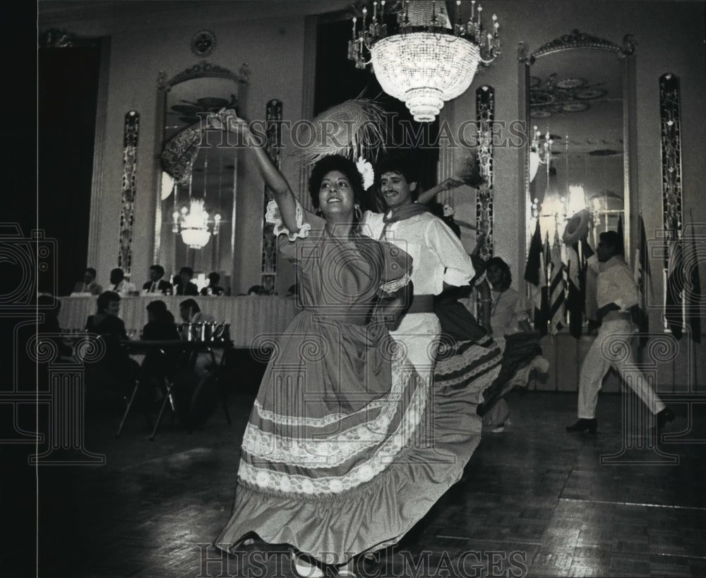 1990 Press Photo Members of the Ballet Cultural Hispano perform folkloric dances - Historic Images