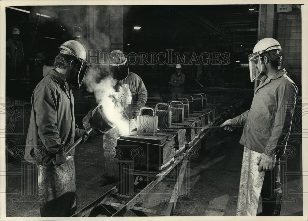 1988 Press Photo Workers at the Abex Foundry in Waukesha poured molten steel - Historic Images