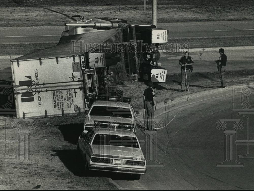 1988 Press Photo Truck Full of BBQ Sauce Overturns; Delays Hoan Bridge Traffic - Historic Images