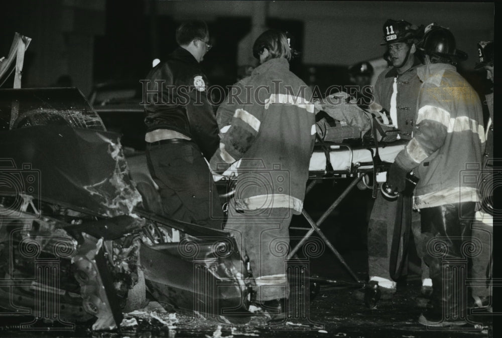 1994 Press Photo Rescue workers at crash site, Milwaukee - mja01124 - Historic Images