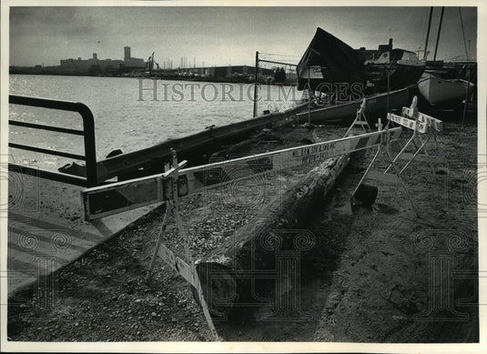 1992 Press Photo Barricades Mark Couple Died When Car Plunged Milwaukee River-Historic Images