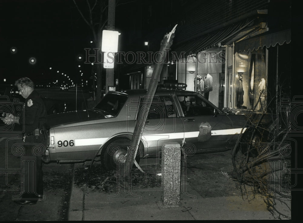 1992 Press Photo Shorewood Police Office Injured When Squad Car Crashes in Bank - Historic Images