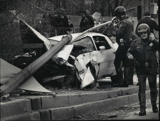 1992 Press Photo Police Examine Car Crashing Into Guardrail & Pole in MIlwaukee - Historic Images