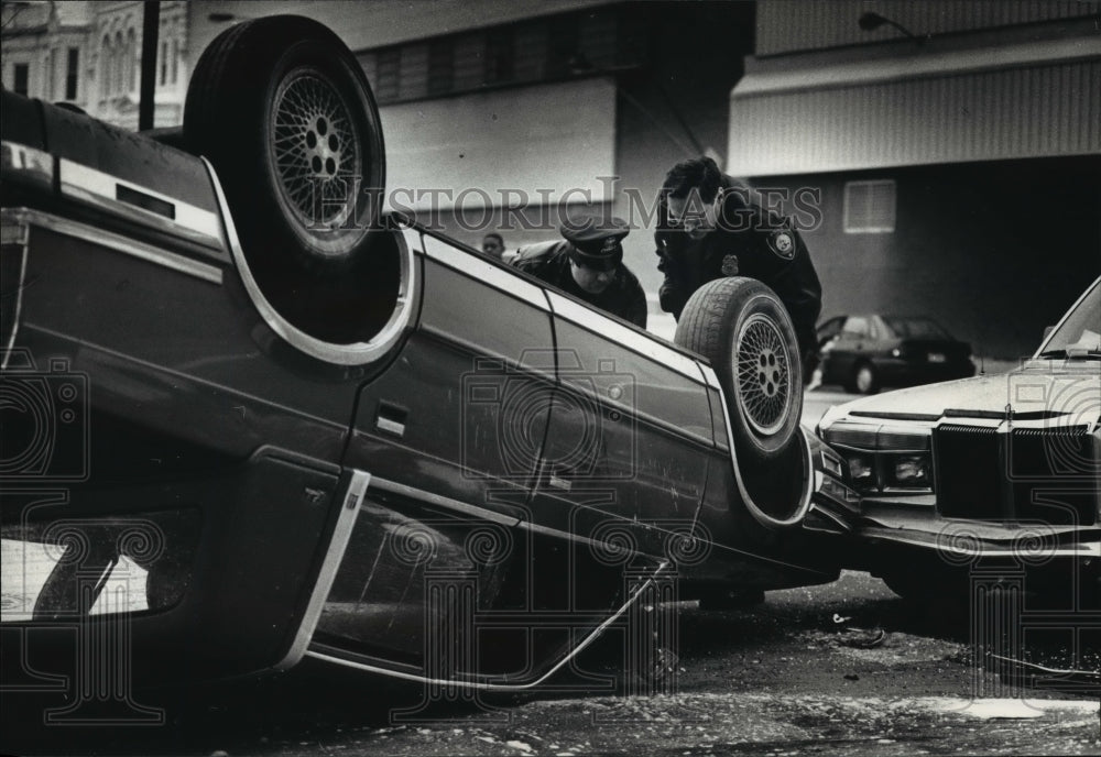 1992 Press Photo Chrysler New Yorker Overturns Collides with Station Wagon - Historic Images