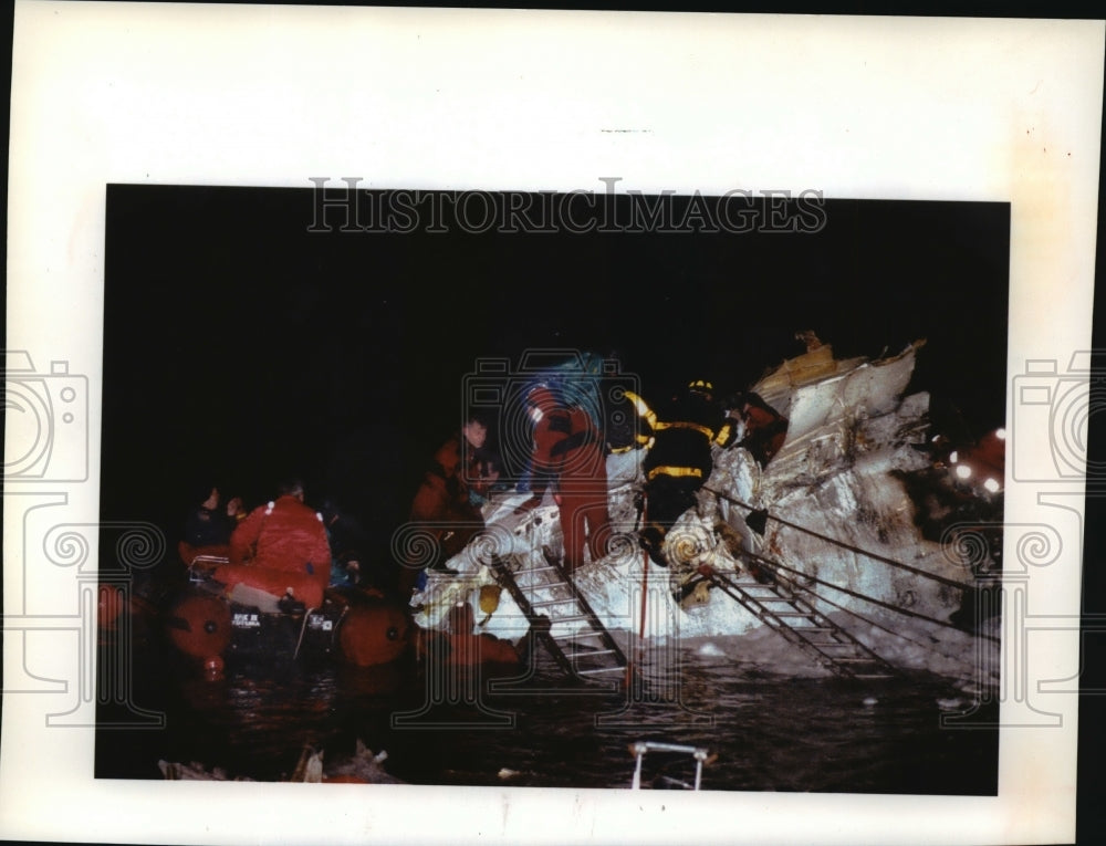 1992 Press Photo Rescue personnel night looking for survivors in NY plane crash - Historic Images