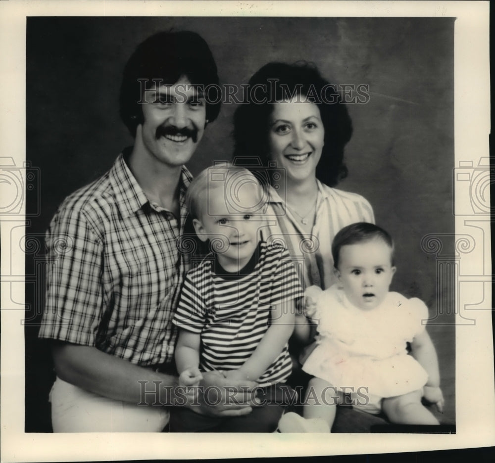 1987 Press Photo Family photo of David Essex killed in airplane crash in Alaska - Historic Images