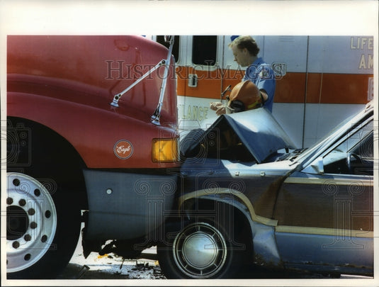 1993 Press Photo Semi-tractor trailer truck & 1979 Ford collision at East Ave - Historic Images