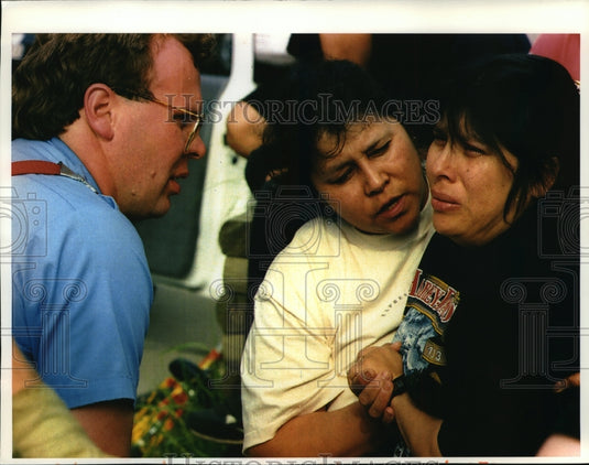 1993 Press Photo Firefighter Mark Sauer comforts Maritsa's mother, Elvia Perez - Historic Images