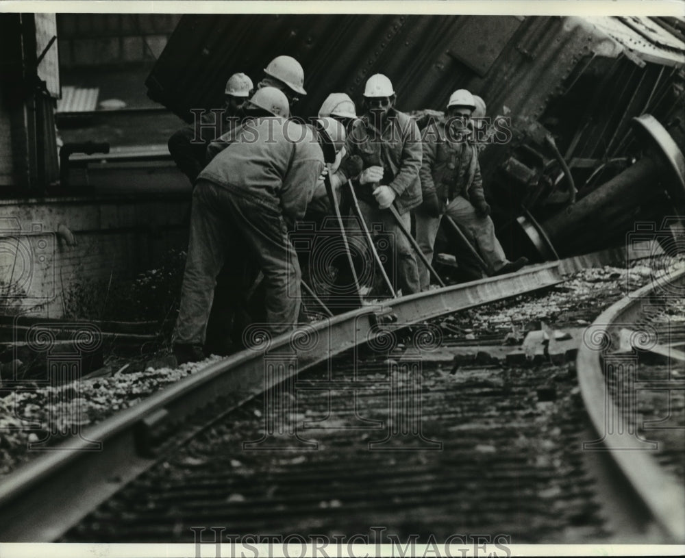 1982 Press Photo Workers repair tracks of Milwaukee Road freight train derailed - Historic Images